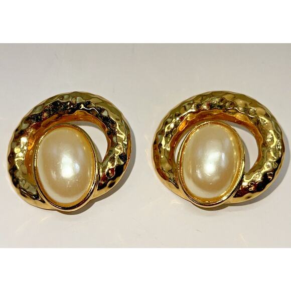 Vintage Earrings Clip On Hammered Heavy Gold Tone Faux Pearl Cabochon B#18 - Picture 8 of 8